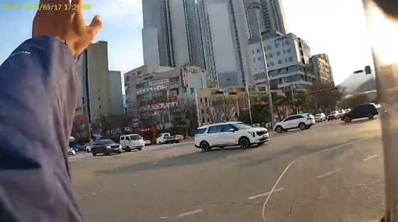 부산에서 오토바이 배달 기사가 길에서 쓰러진 시민에게 심폐소생술(CPR)을 하고, 구급차가 병원으로 가는 길까지 앞장서서 터주는 영상이 공개돼 감동을 주고 있다./사진=SNS