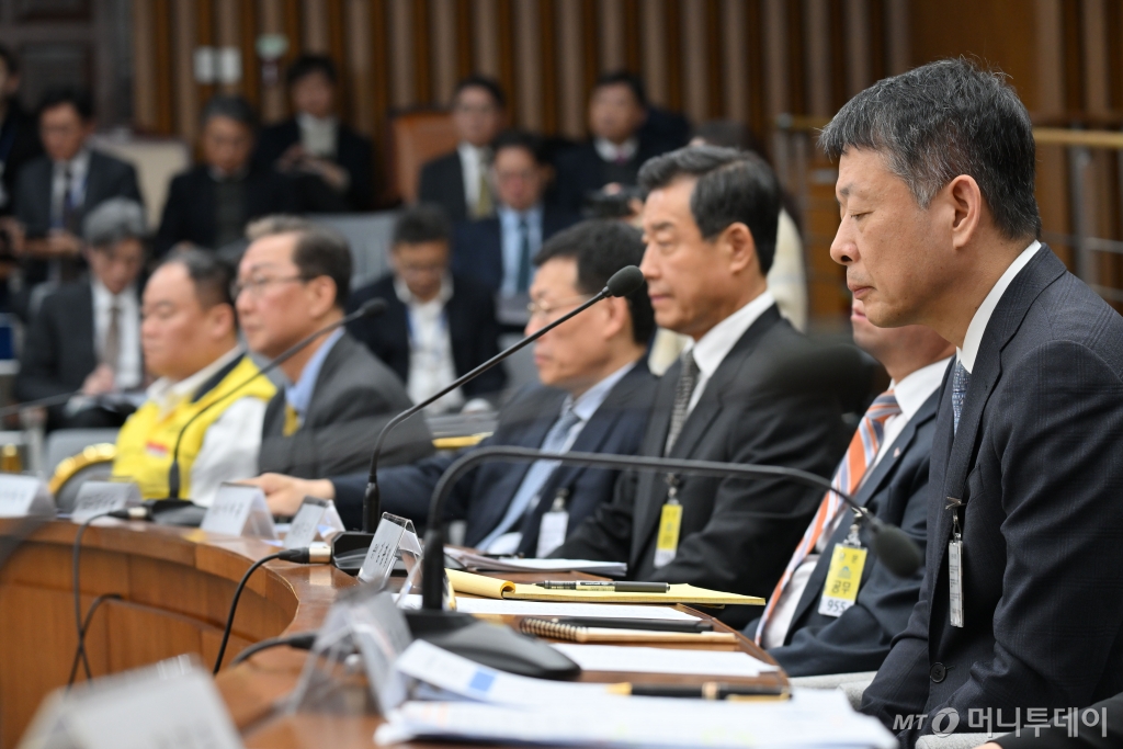 (서울=뉴스1) 이재명 기자 = 김광일 홈플러스 대표이사 겸 MBK 부회장이 18일 국회에서 열린 정무위원회 홈플러스 기업회생절차에 대한 현안 질의에서 의원질문을 듣고 있다. 맨 왼쪽은 최철한 마트노조 홈플러스지부 사무국장. (공동취재) 2025.3.18/뉴스1 Copyright © 뉴스1. All rights reserved. 무단 전재 및 재배포, AI학습 이용 금지. /사진=(서울=뉴스1) 이재명 기자