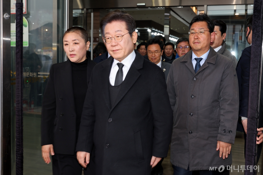 (광주=뉴스1) 이승현 기자 = 이재명 더불어민주당 대표가 18일 오후 광주 서구의 한 장례식장에서 윤석열 대통령 탄핵 촉구 피켓 시위를 하다 쓰러져 숨진 60대 당원 조문을 마치고 나오고 있다. 2025.3.18/뉴스1  Copyright © 뉴스1. All rights reserved. 무단 전재 및 재배포,  AI학습 이용 금지. /사진=(광주=뉴스1) 이승현 기자