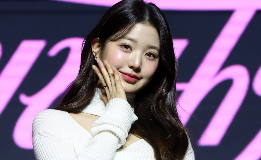 그룹 아이브 장원영이 지난달 3일 오후 서울 영등포구 콘래드 서울에서 열린 세 번째 미니 앨범 '아이브 엠파시(IVE EMPATHY)' 발매 기념 기자간담회에서 포즈를 취하고 있다./사진=뉴시스