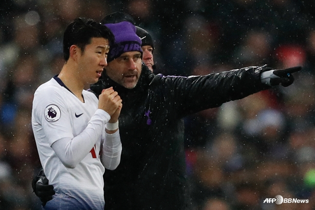 손흥민(왼쪽)과 포체티노 감독. /AFPBBNews=뉴스1