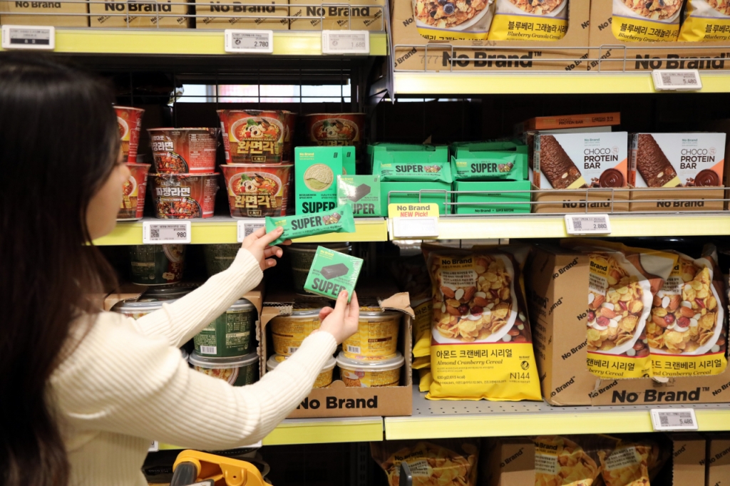 노브랜드X슈퍼말차 콜라보 상품 매장컷. /사진제공=이마트