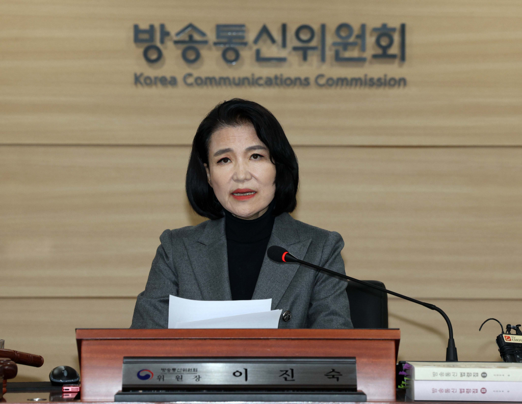 이진숙 방송통신위원회 위원장이 28일 경기도 정부과천청사 내 방송통신위원회에서 열린 전체회의에서 모두발언을 하고 있다. /사진=뉴시스