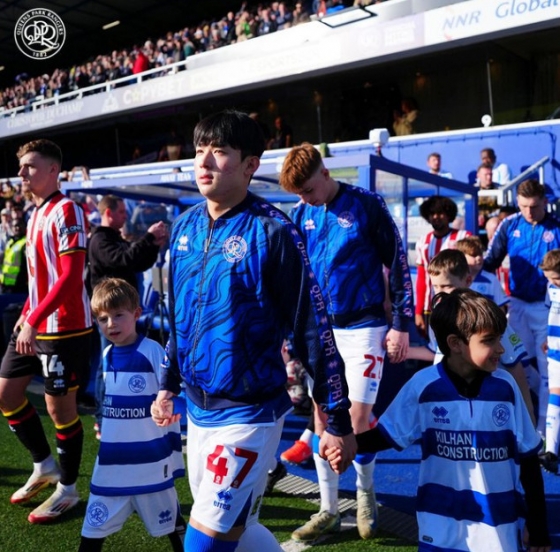 양민혁(가운데) 2일 오전 0시(한국시간) 영국 런던의 로프터스 로드에서 열린 QPR 대 셰필드의 '2024~25시즌 잉글랜드 챔피언십(2부)' 35라운드 홈 경기에서 경기장에 입장하고 있다. /사진=QPR 공식 SNS 갈무리