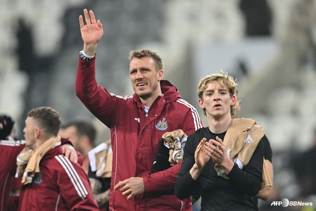 댄 번 (왼쪽)이 경기가 끝난 뒤 관중들에게 인사하고 있다. /AFPBBNews=뉴스1