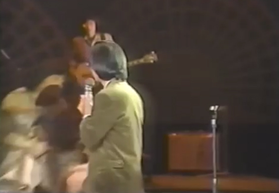 1983년 3월20일 가수 배철수가 감전사고를 당한 뒤 스태프에게 끌려 나가는 모습이 생방송을 통해 공개됐다. /사진=KBS '젊음의 행진' 방송화면