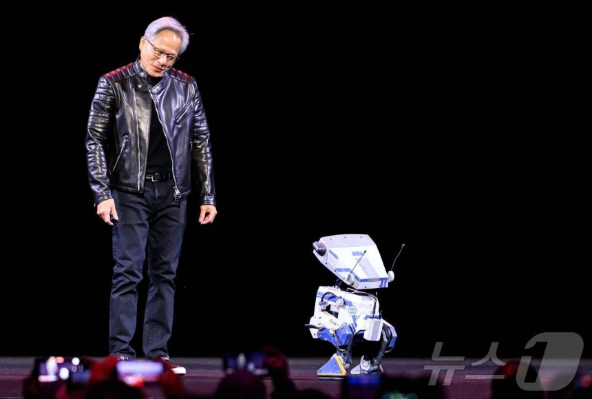 18일(현지시간) 미국 캘리포니아 새너제이 SAP 센터에서 열린 기조연설 세션에서 엔비디아 CEO 젠슨 황이 로봇과 대화를 나누고 있다. /AFPBBNews=뉴스1