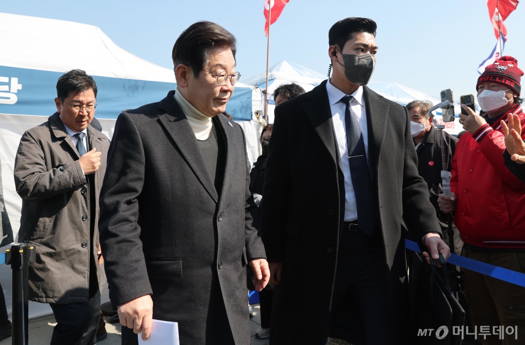 이재명 더불어민주당 대표가 19일 오전 서울 종로구 경복궁역 부근 민주당 천막농성장에서 열린 현장 최고위원회의를 마친 후 차량으로 이동하고 있다. 암살 위협설이 제기된 이 대표는 이날 방탄복을 입고 최고위를 진행했다. / 사진제공=뉴스1