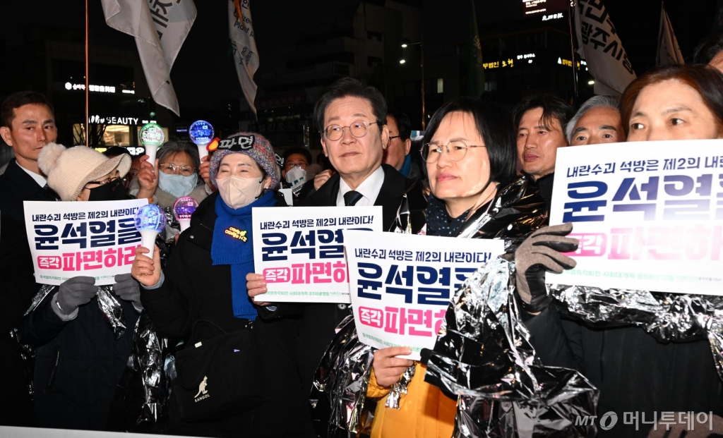 이재명 더불어민주당 대표가 18일 오후 광주 동구 5·18 민주광장에서 열린 '내란수괴 윤석열 즉각파면 긴급 광주시민대회' 집회에 참여해 윤 대통령 탄핵을 촉구하고 있다. / 사진제공=뉴시스