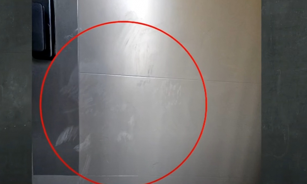 층간소음으로 항의한 아랫집에 앙심을 품어 배송된 계란을 깨고, 새벽에 현관문을 발로 찬 주민이 벌금형을 선고받은 사연이 전해졌다./사진=JTBC '사건반장'