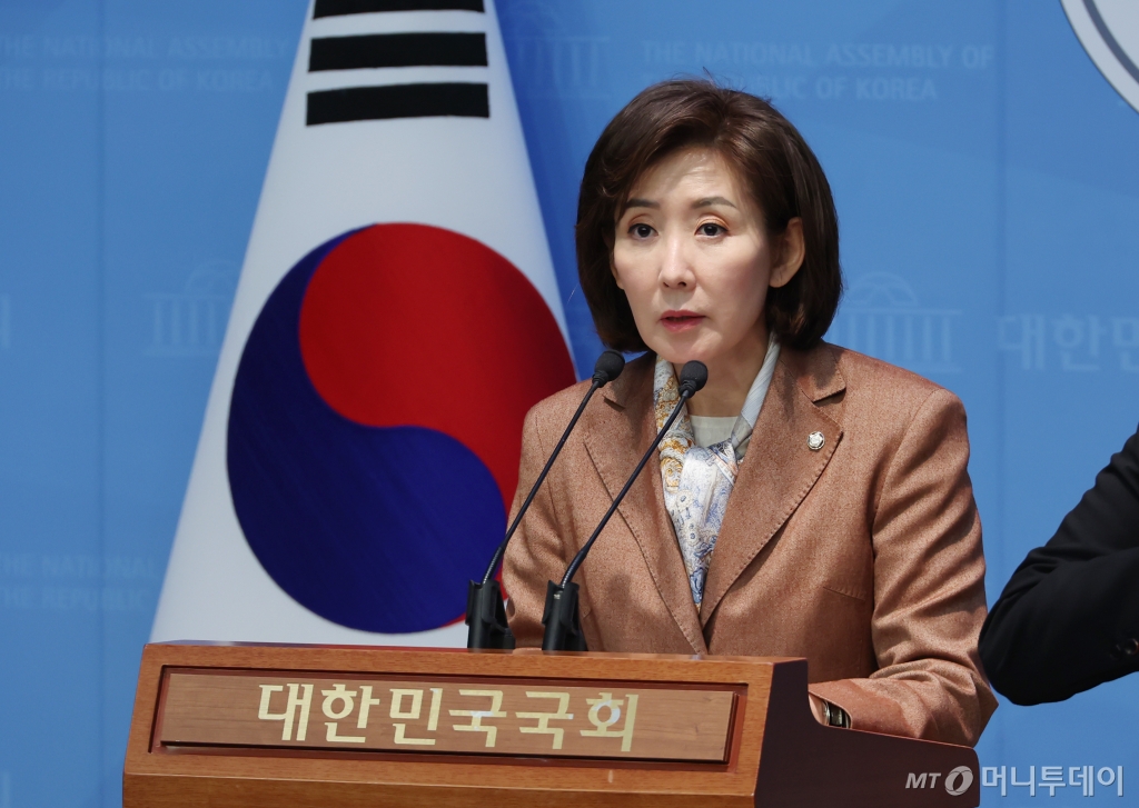 [서울=뉴시스] 고승민 기자 = 나경원 국민의힘 의원이 19일 서울 여의도 국회 소통관에서 현안 기자회견을 하고 있다. 2025.03.19. kkssmm99@newsis.com /사진=고승민