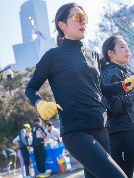 25km 거리를 완주한 선지원씨(오른쪽)와 그의 가이드러너(왼쪽)./사진=선지원씨 제공