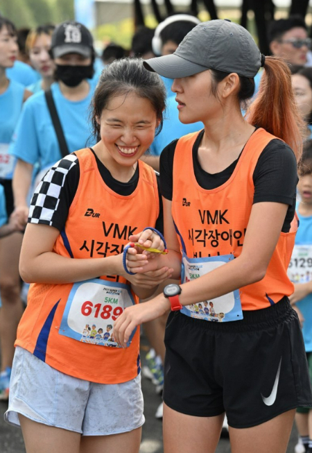 선지원씨와 그의 오랜 가이드러너 장지은씨(오른쪽)./사진=선지원씨 제공