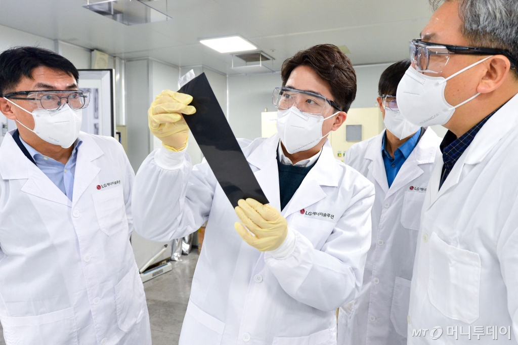 [서울=뉴시스]  이준석 개혁신당 의원이 13일 대전 LG 에너지솔루션을 방문해 건식 전극 공정을 살펴보고 있다. (사진=이준석 의원실 제공)2025.03.13. 