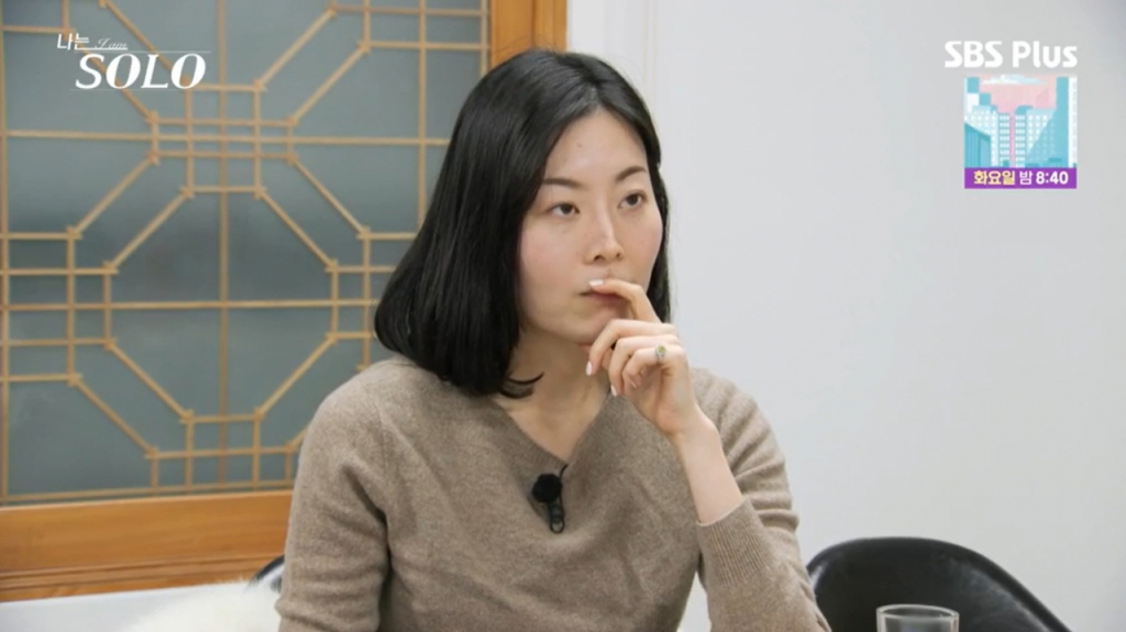 옥순이 영호의 말을 듣고 있다. /사진=SBSPlus·ENA '나는 솔로' 캡처