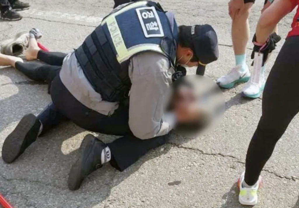 쓰러진 참가자의 상태를 확인하고 심폐소생술을 실시하는 박현호 순경/사진=경찰청 유튜브