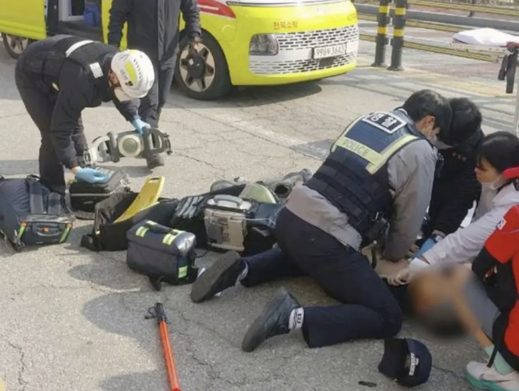 쓰러진 참가자의 상태를 확인하고 심폐소생술을 실시하는 박현호 순경/사진=경찰청 유튜브