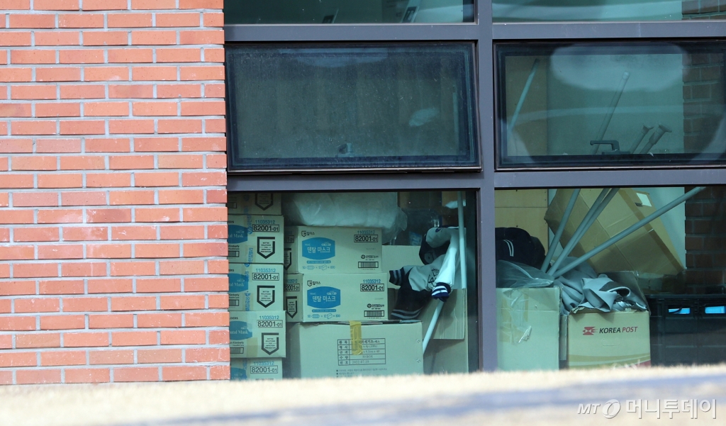 (서울=뉴스1) 황기선 기자 = 5일 서울 서대문구 연세대학교 의과대학 전용 기숙사인 제중학사에 짐들이 쌓여있다.   이날 학교 측은 재학생에 한해서만 기숙사에 입소할 수 있다는 내규에 따라 1학기 휴학한 의대생들에게 제중학사에서 퇴소할 것을 통보했다고 밝혔다.   그러나 일부 의대생들은 '학교 측이 사실상 동맹 휴학생들을 기숙사에서 쫓아내고 불이익을 주고 있다'며 불만의 목소리를 내고 있다. 2025.3.5/뉴스1  Copyright © 뉴스1. All rights reserved. 무단 전재 및 재배포,  AI학습 이용 금지. /사진=(서울=뉴스1) 황기선 기자