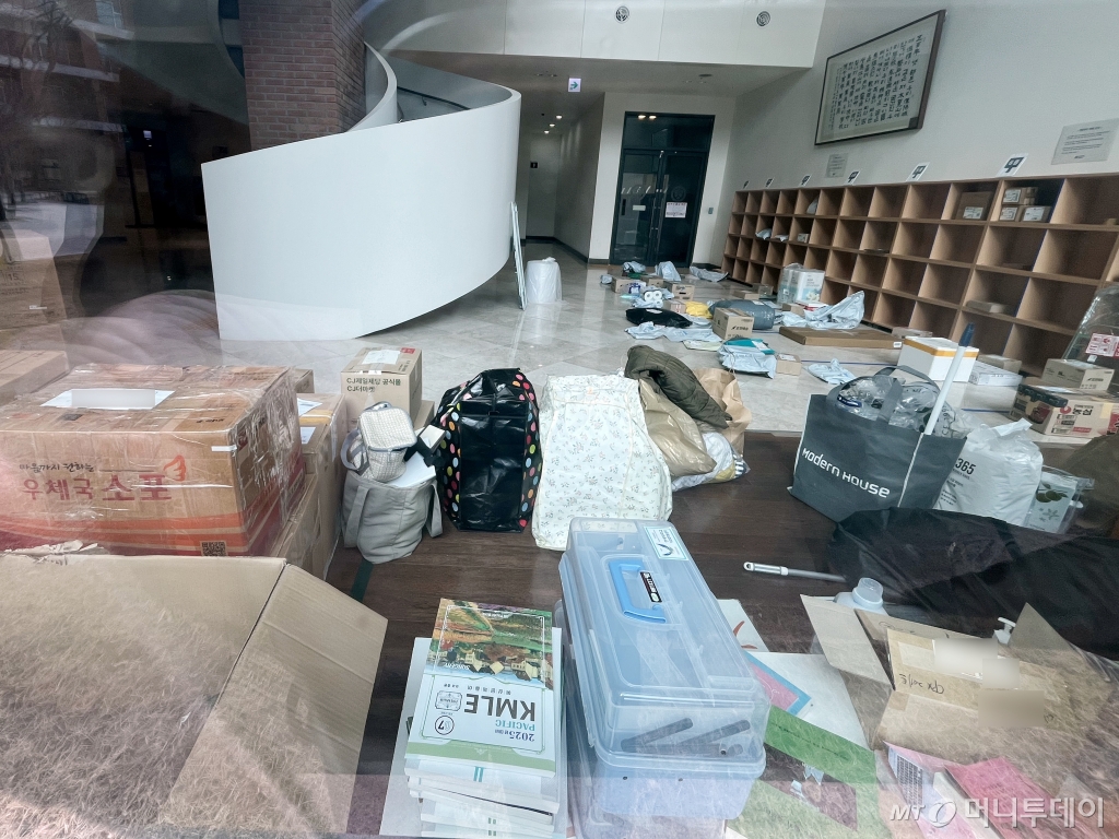 (서울=뉴스1) 황기선 기자 = 5일 서울 서대문구 연세대학교 의과대학 전용 기숙사인 제중학사에 짐들이 쌓여있다.  이날 학교 측은 재학생에 한해서만 기숙사에 입소할 수 있다는 내규에 따라 1학기 휴학한 의대생들에게 제중학사에서 퇴소할 것을 통보했다고 밝혔다.  그러나 일부 의대생들은 '학교 측이 사실상 동맹 휴학생들을 기숙사에서 쫓아내고 불이익을 주고 있다'며 불만의 목소리를 내고 있다. 2025.3.5/뉴스1  Copyright © 뉴스1. All rights reserved. 무단 전재 및 재배포,  AI학습 이용 금지. /사진=(서울=뉴스1) 황기선 기자