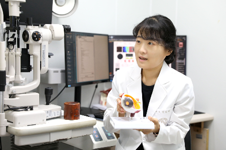 강민채 인제대 일산백병원 안과 교수가 근시의 원인과 치료법을 설명하고 있다./사진=일산백병원 