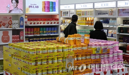 서울시내 한 대형마트 건강식품코너에서 고객이 건강기능식품 상품을 살펴보고 있다./사진=[서울=뉴시스] 김금보 기자