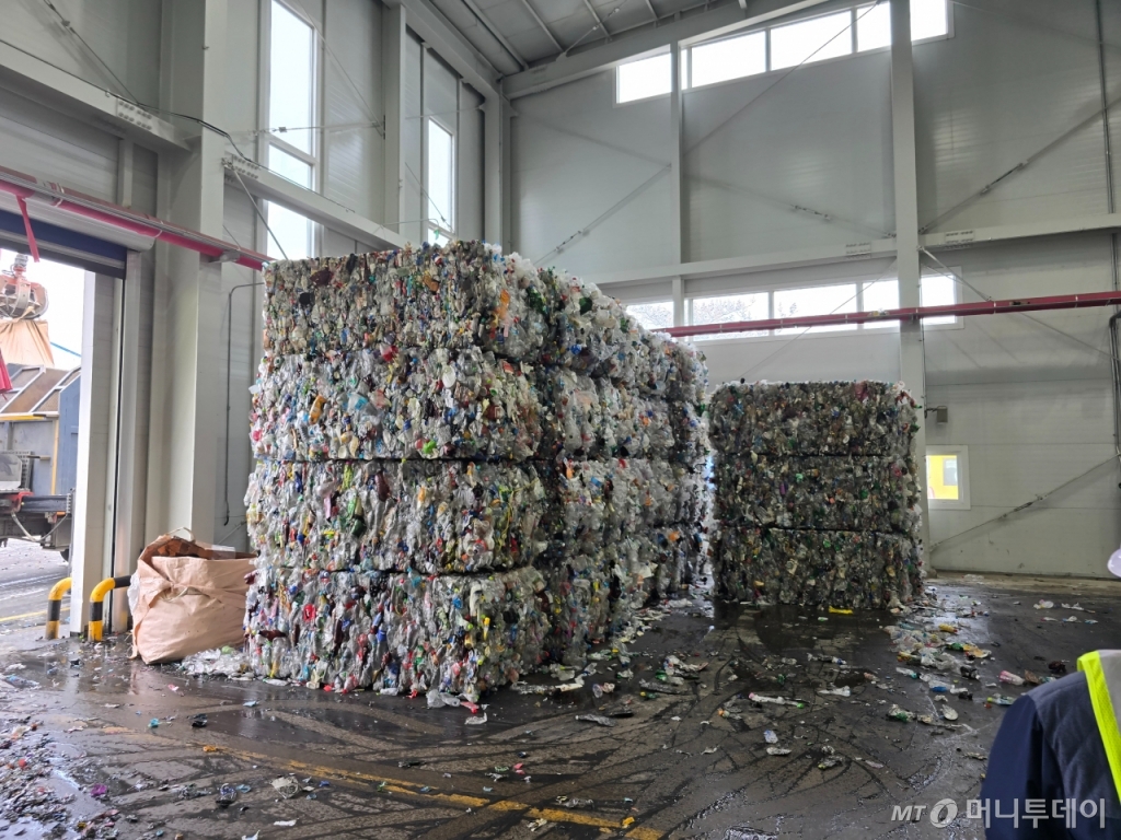 18일 낮 방문한 경기 시흥시의 삼양에코테크 공장. 페트를 재활용하기 위한 원료가 되는 페트 베일이 쌓여있는 모습./사진=김도균 기자
