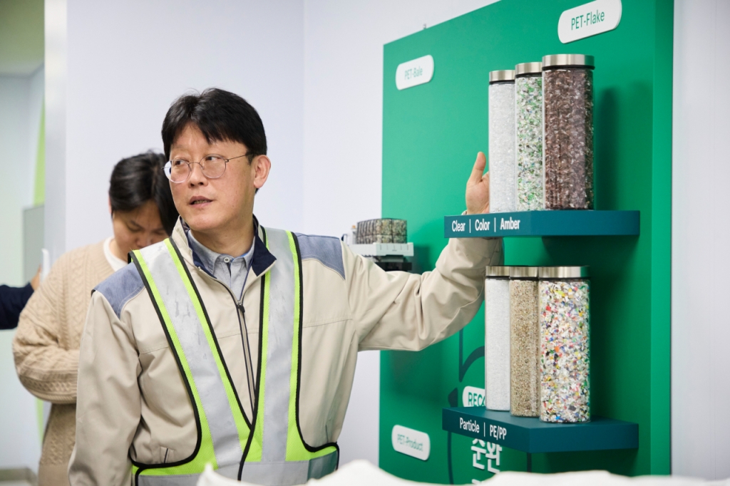 18일 낮 방문한 경기 시흥시의 삼양에코테크 공장. 이건호 삼양에코테크 대표가 재활용 과정을 설명하고 있는 모습./사진=삼양그룹 제공