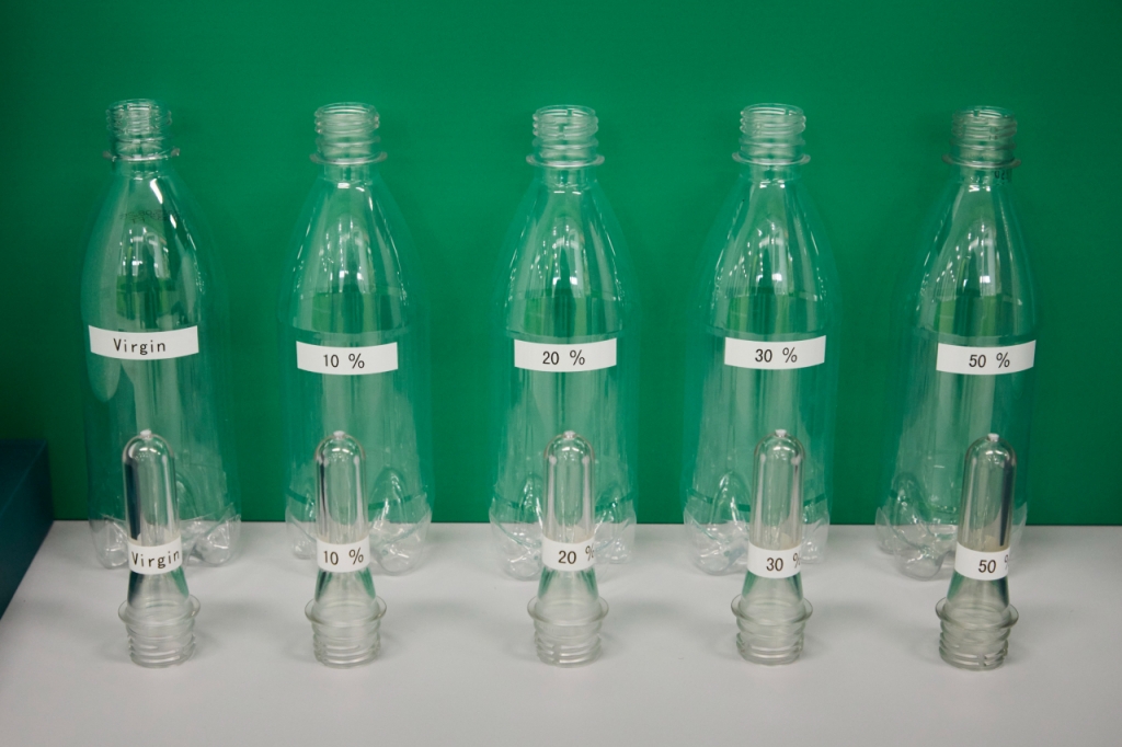 18일 낮 방문한 경기 시흥시의 삼양에코테크 공장. 재활용 페트칩의 비율별 페트병./사진=삼양그룹 제공