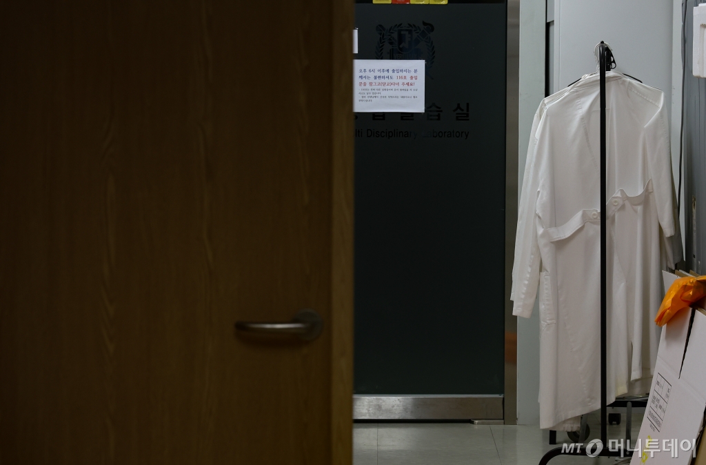 [서울=뉴시스] 황준선 기자 = 17일 서울 시내 한 의과대학에 가운이 걸려있다.  정부가 ‘내년도 의대 증원 0명’의 전제 조건으로 내건 의대생 복귀 시한(이달 말)이 임박하면서 대학들은 의대생들의 복귀를 독려하며 유급 및 제적을 언급하고 있어 의대생들의 결정이 이번 주 중으로 분수령을 맞을 전망이다. 2025.03.17. hwang@newsis.com /사진=황준선