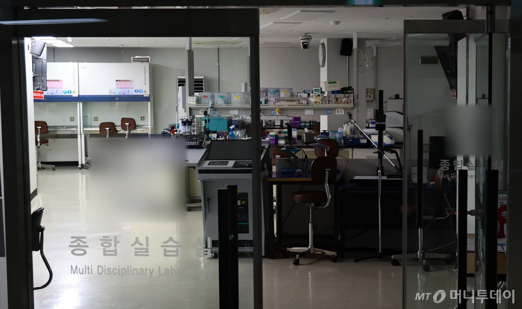 [서울=뉴시스] 황준선 기자 = 17일 서울 시내 한 의과대학 실습실 모습.   정부가 ‘내년도 의대 증원 0명’의 전제 조건으로 내건 의대생 복귀 시한(이달 말)이 임박하면서 대학들은 의대생들의 복귀를 독려하며 유급 및 제적을 언급하고 있어 의대생들의 결정이 이번 주 중으로 분수령을 맞을 전망이다. 2025.03.17. hwang@newsis.com /사진=황준선