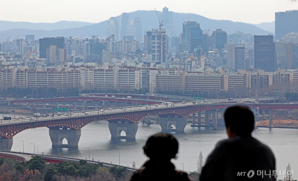 [서울=뉴시스] 김금보 기자 = 지난달 서울 아파트 거래량이 반년 만에 5000건을 넘기는 등 토지거래허가구역 해제 이후 서울 잠실·삼성·대치·청담동에서 신고가 거래가 속출했다.  서울부동산정보광장에 따르면 2월 서울 아파트 매매 신고 건수는 이날 기준 5171건으로, 작년 8월(6537건) 이후 가장 높은 수치를 기록했다.  사진은 17일 서울시내 아파트 밀집지역. 2025.03.17. kgb@newsis.com /사진=김금보