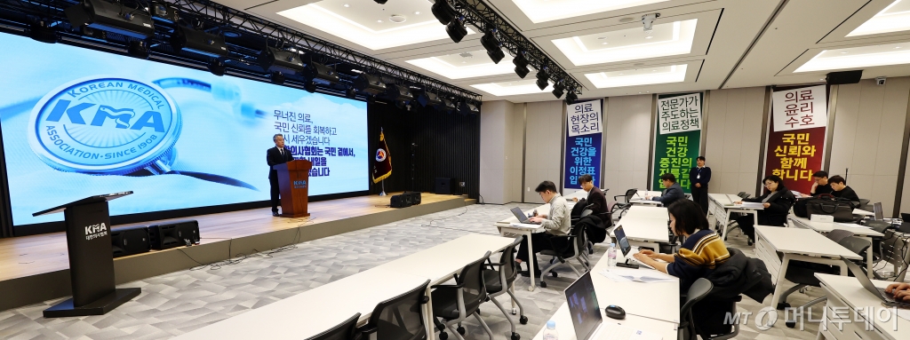 [서울=뉴시스] 박주성 기자 = 김성근 대한의사협회 대변인이 20일 오후 서울 용산구 의협회관에서 정부의 2차 의료개혁안 발표와 관련해 브리핑을 하고 있다. 2025.03.20. park7691@newsis.com /사진=