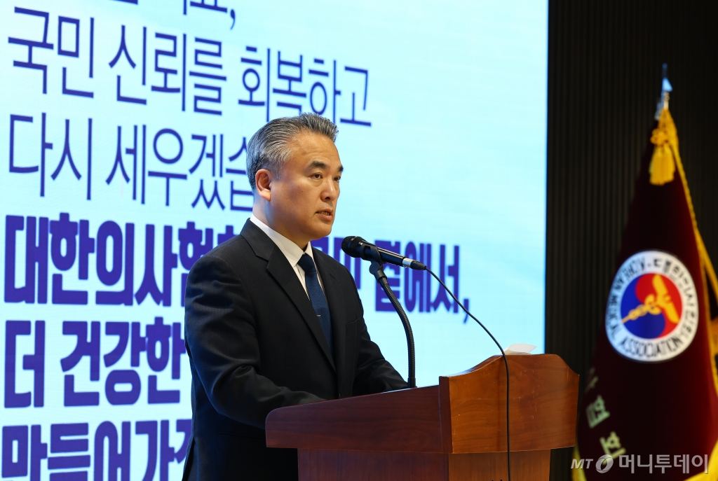 [서울=뉴시스] 박주성 기자 = 김성근 대한의사협회 대변인이 20일 오후 서울 용산구 의협회관에서 정부의 2차 의료개혁안 발표와 관련해 브리핑을 하고 있다. 2025.03.20. park7691@newsis.com /사진=