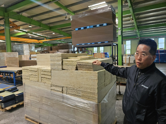 손철호 사장이 스타코링크의 판넬에 대해 설명을 하고 있다./사진=박기영 기자