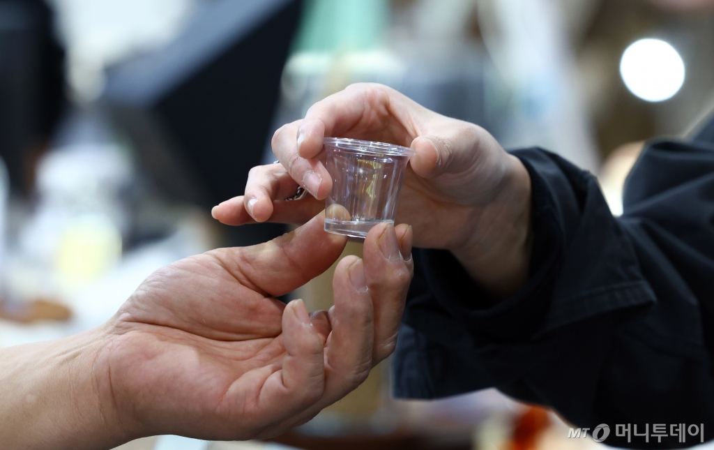 [서울=뉴시스] 전신 기자 = 15일 서울 서초구 aT센터에서 열린 2024 대한민국 우리술 대축제에서 관람객들이 각종 술을 살펴보며 시음하고 있다. 2024.11.15. photo1006@newsis.com /사진=전신