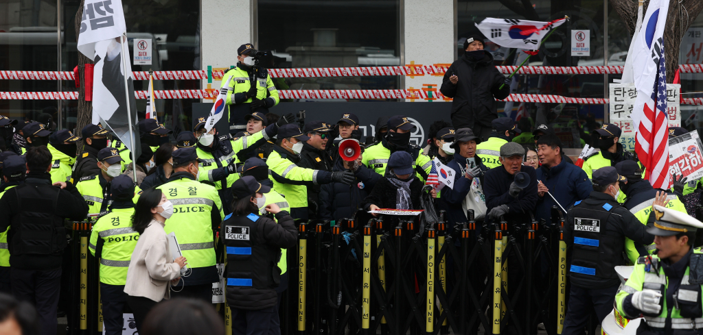 윤석열 대통령 탄핵 심판 선고 발표가 늦어지고 있는 지난 20일 오전 서울 종로구 헌법재판소 앞에서 경찰들이 탄핵 반대 시위자가 던진 계란 및 바나나가 1인 시위를 벗어난 행태라며 강제 해산을 시도하고 있다. /사진=뉴시스.