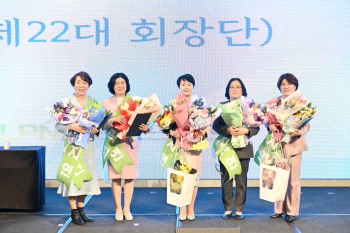 곽지연(가운데) 회장을 비롯해 22대를 이끌 회장단이 당선 직후 기념촬영에 임하고 있다. /사진=간무협