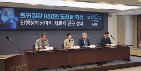 지난 18일 오후 한국프레스센터 19층 기자회견장에서 서울의대가 수행한 진행성핵상마비(PSP) 치료제의 임상시험 분석 데이터 결과가 발표됐다. 사진 왼쪽부터 김길원 한국의학바이오기자협회장, 이지영 서울대 의대 교수, 전상훈 서울대 의대 교수, 신정환 서울대 의대 교수./사진=박정렬 기자