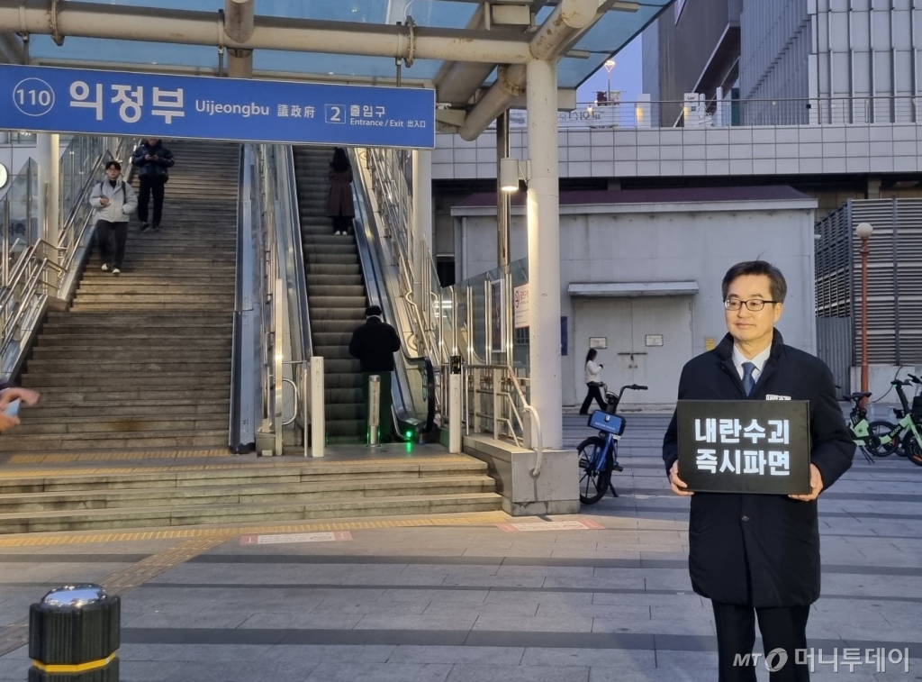 [의정부=뉴시스] 김도희 기자 = 김동연 경기도지사가 17일 오후 경기 의정부역에서 윤석열 대통령 탄핵을 촉구하는 1인 시위를 벌이고 있다. 2025.03.17. kdh@newsis.com /사진=김도희