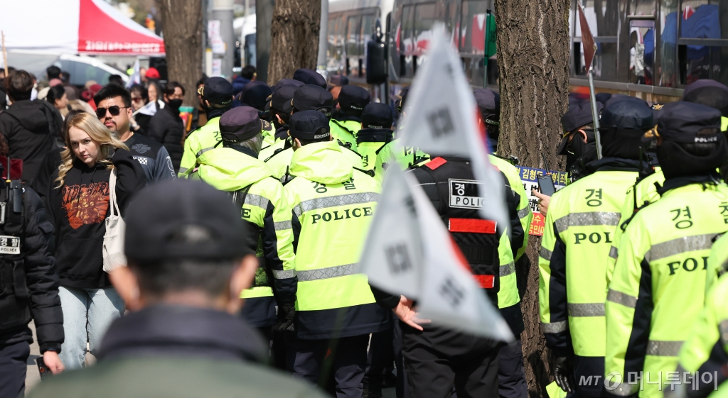 (서울=뉴스1) 허경 기자 = 더불어민주당 백혜련 의원과 이건태 의원이 헌법재판소 앞에서 윤석열 대통령의 신속한 파면을 촉구하는 기자회견 중 날계란에 맞은 사건이 발생한 20일 서울 종로구 헌법재판소 앞 인도에 경찰 병력이 배치 되어 있다. 2025.3.20/뉴스1  Copyright © 뉴스1. All rights reserved. 무단 전재 및 재배포,  AI학습 이용 금지. /사진=(서울=뉴스1) 허경 기자