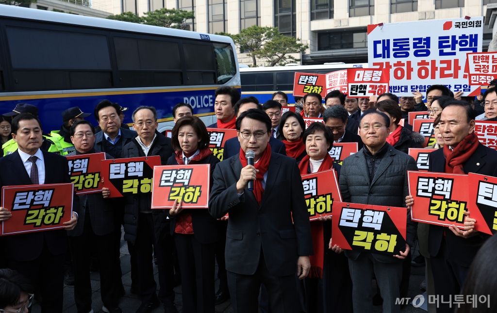 윤상현 국민의힘 의원이 21일 오전 서울 종로구 재동 헌법재판소 앞에서 기자회견을 열고 윤석열 대통령의 탄핵 각하 촉구 발언을 하고 있다.  2025.3.21/사진=뉴스1 /사진=(서울=뉴스1) 박정호 기자