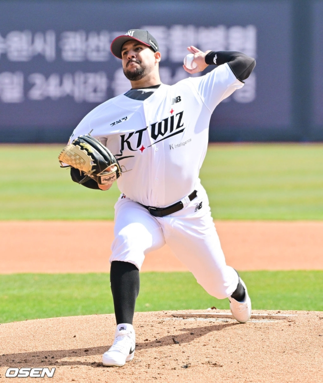 KT 헤이수스가 22일 수원 한화전에서 역투하고 있다.