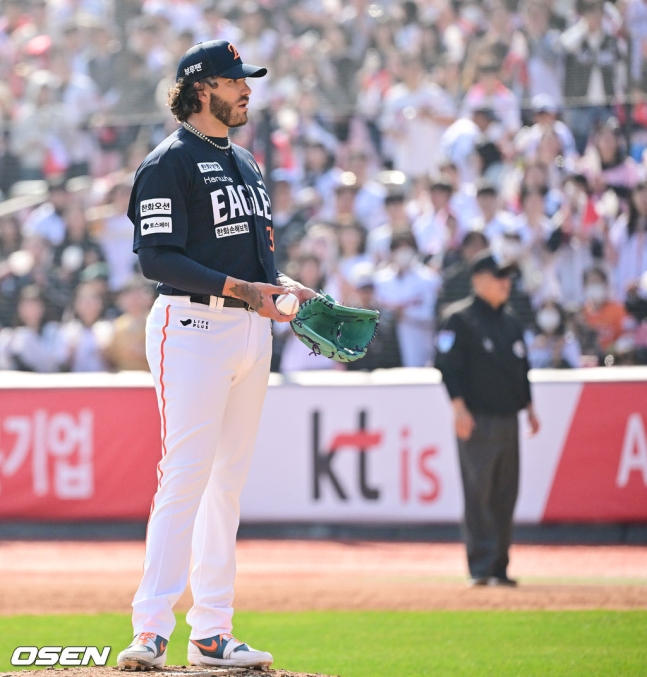 한화 폰세가 22일 수원 KT전에서 심판을 바라보고 있다.