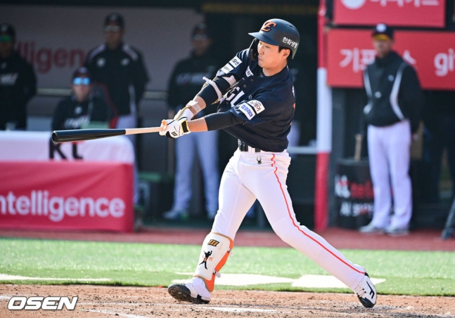 한화 황영묵이 22일 수원 KT전 7회초 대타로 들어서 동점 적시타를 치고 있다.