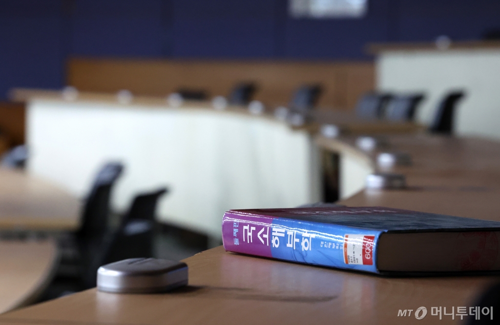 [대구=뉴시스] 이무열 기자 = 연세대·고려대·경북대 의대 1학기 등록 마감일인 21일 대구 중구 한 대학교 의과대학 강의실에 의학 서적만 덩그러니 놓여있다. 2025.03.21. lmy@newsis.com /사진=이무열