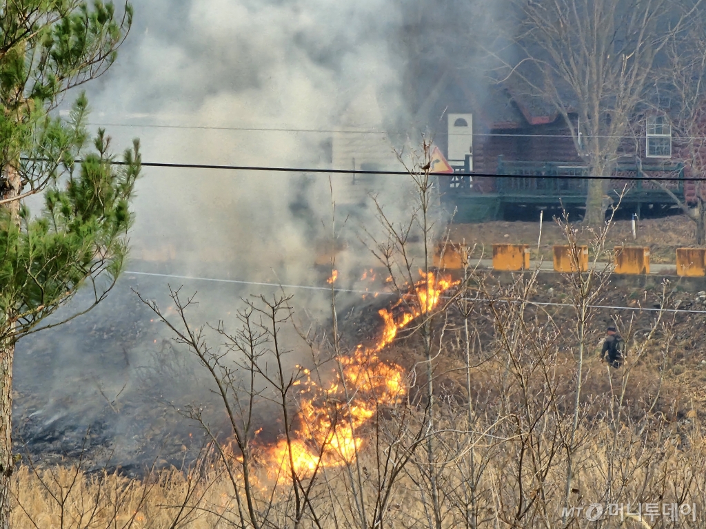 (산청=뉴스1) 한송학 기자 = 22일 경남 산청 시천면에서 산불이 발생해 이틀째 이어지고 있다. 2025.3.22/뉴스1 Copyright © 뉴스1. All rights reserved. 무단 전재 및 재배포, AI학습 이용 금지. /사진=(산청=뉴스1) 한송학 기자
