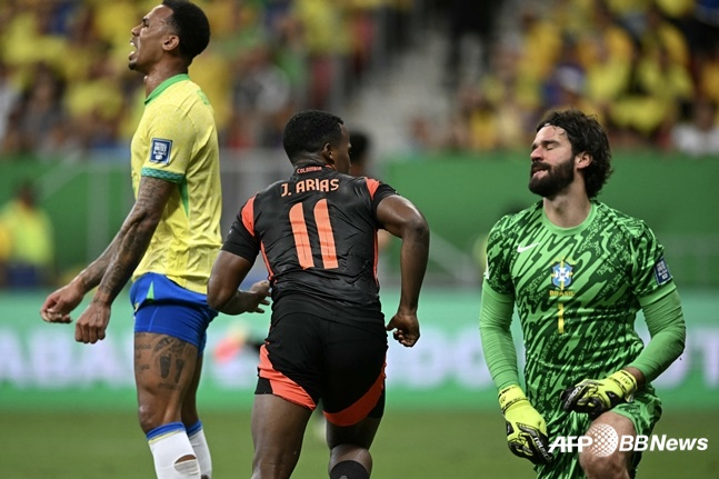 실점 후 아쉬워하는 알리송 베케르(오른쪽) 골키퍼. /AFPBBNews=뉴스1