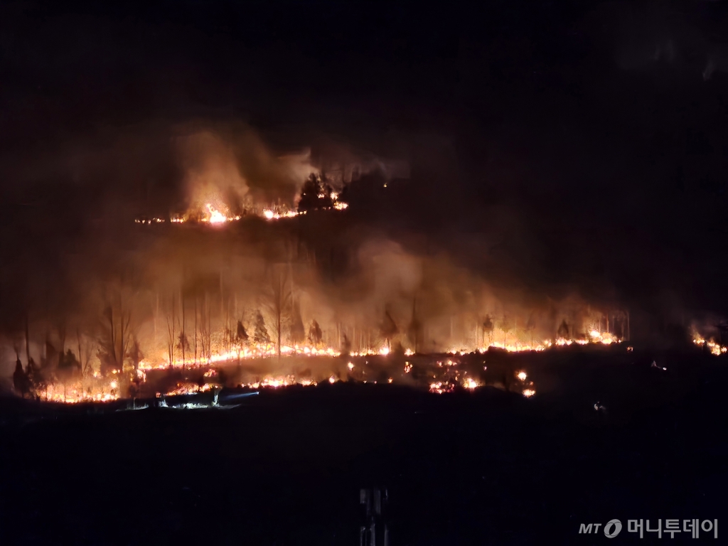 (산청=뉴스1) 한송학 기자 = 22일 경남 산청 시천면에서 전날 발생한 산불이 밤까지 이어지고 있다. 2025.3.22/뉴스1 Copyright © 뉴스1. All rights reserved. 무단 전재 및 재배포, AI학습 이용 금지. /사진=(산청=뉴스1) 한송학 기자
