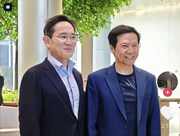 이재용 삼성전자 회장(왼쪽)이 레이쥔 샤오미 회장을 중국에서 만났다. 두 사람의 만남은 중국 내 온라인 플랫폼을 통해 빠르게 전해지고 있다./사진=SNS캡쳐