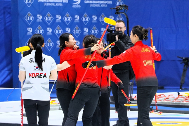 중국 선수들이 동메달 결정전 승리 직후 이뻐하는 모습. /사진=대회 조직위 제공